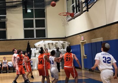 Yeshiva students play basketball while donating to the IDF.