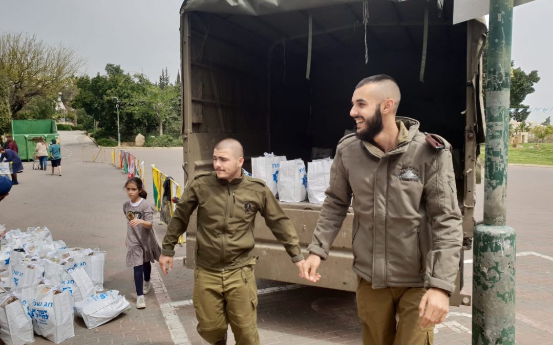Passover Food Packages to 850 Needy Soldiers