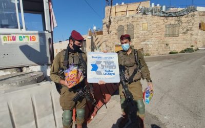 We gave out thousands of Mishloach Manot (Purim Snack Packs) to Soldiers for Purim!